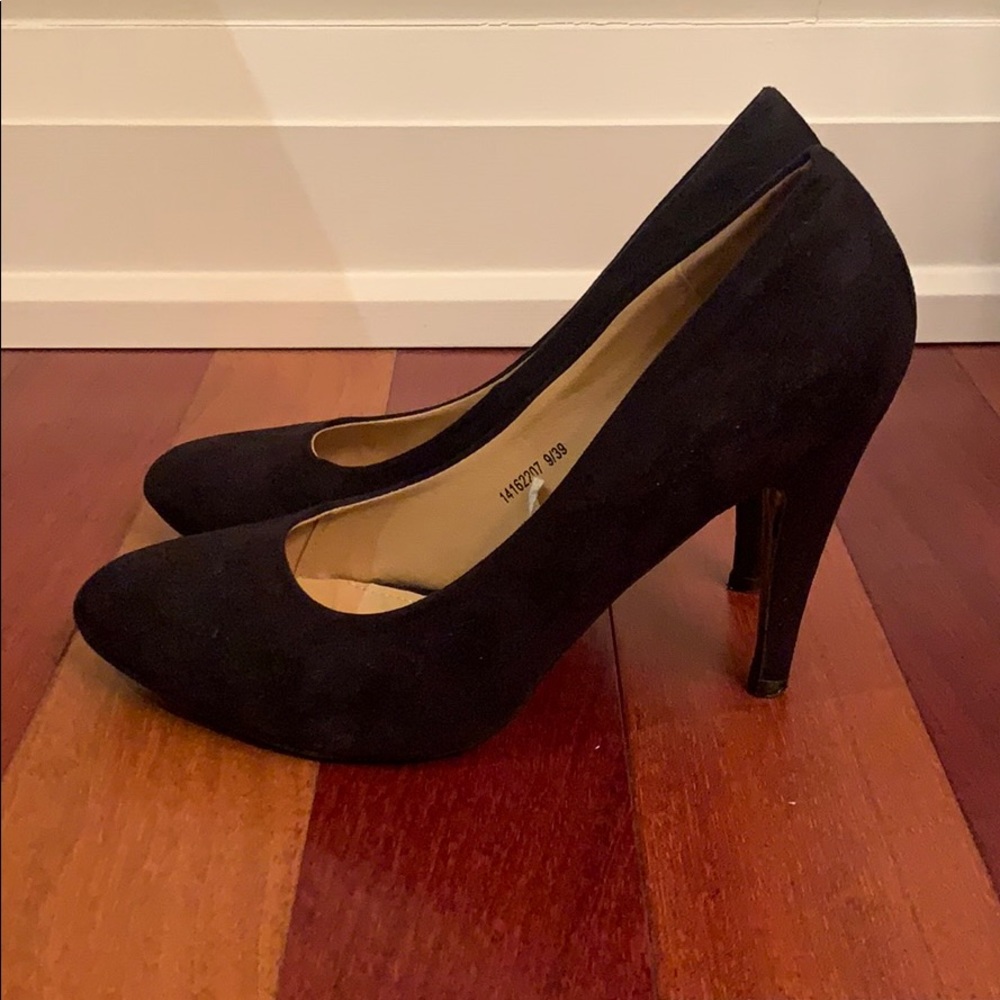 Suede Black Pumps